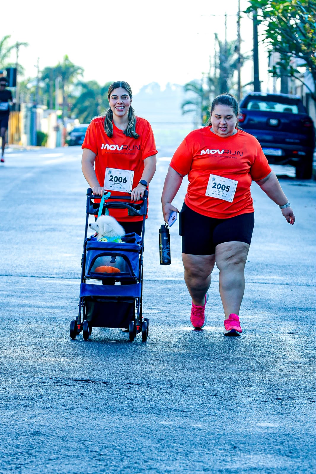 Participantes de uma corrida MOVRun com camisetas laranja da marca