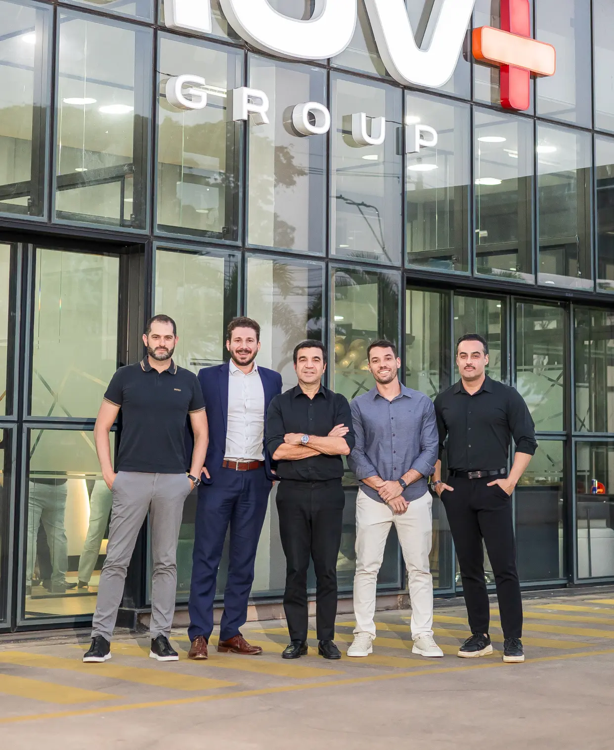 Sócios da MOV+ reunidos em frente à sede MOV+ Group